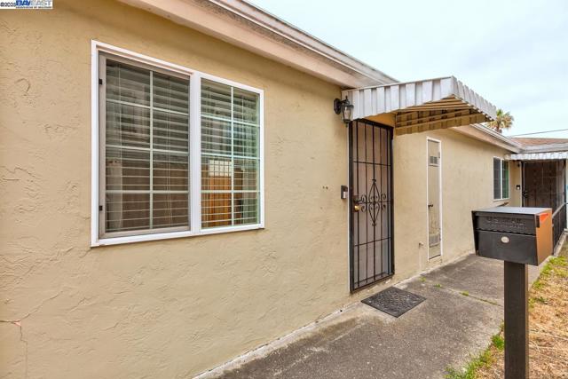 723 Apgar St, Oakland CA: https://media.crmls.org/mediaz/8c405f55-2d22-46e5-8ab8-af2815c964f5.jpg