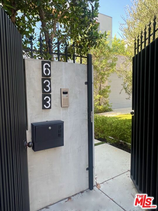 633 N Crescent Heights Boulevard, Los Angeles CA: https://media.crmls.org/mediaz/8c408733-8ae6-40fe-9a9d-91112d8cd3b8.jpg