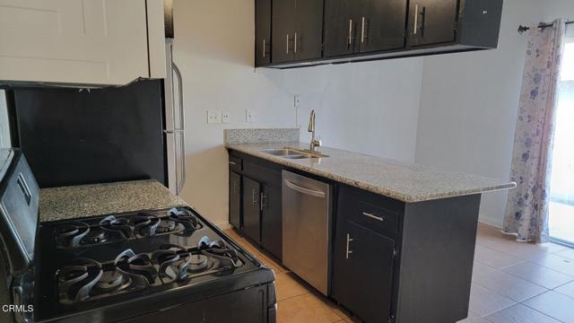 Detail Gallery Image 3 of 16 For 153 W Cascade Dr #D,  Rialto,  CA 92376 - 2 Beds | 1 Baths