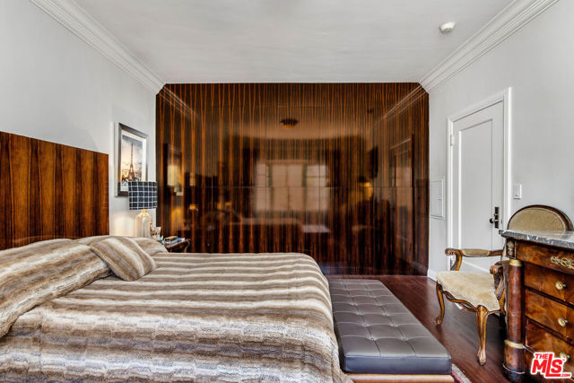 10335 Wilshire Boulevard, Los Angeles CA: https://media.crmls.org/mediaz/8c40b16f-6b72-4ffd-9b48-8edc90a84cc0.jpg