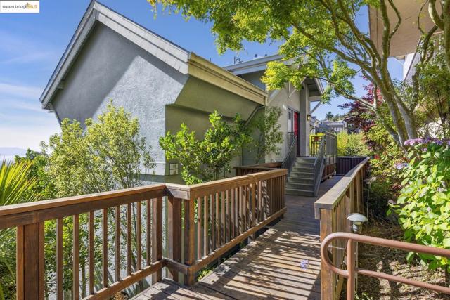 40 Spy Glass Hill, Oakland CA: https://media.crmls.org/mediaz/8c413207-1243-42db-b282-0e108db758ba.jpg