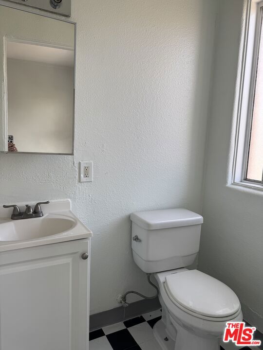 920 S Hobart Boulevard, Los Angeles CA: https://media.crmls.org/mediaz/8c421f5f-e1c3-4733-97aa-8c1001e93792.jpg