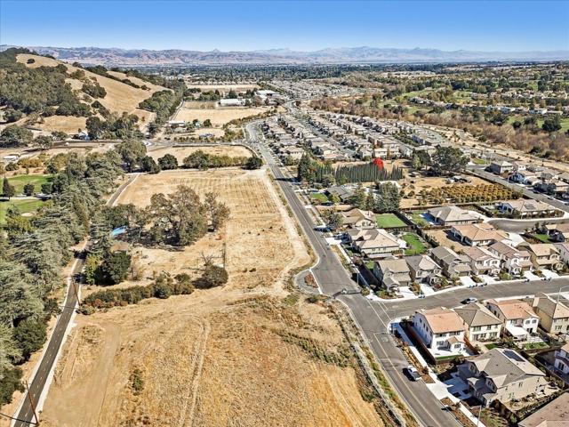 2740 Hecker Pass Road, Gilroy CA: https://media.crmls.org/mediaz/8c4336dd-ac79-409b-b59c-5d48acfe480d.jpg