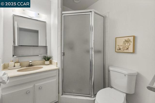 1833 Skycrest Dr, Walnut Creek CA: https://media.crmls.org/mediaz/8c43664e-0721-48f4-9171-5eb763956abb.jpg