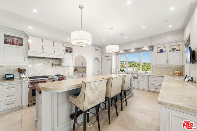 1380 Summitridge Place, Beverly Hills CA: https://media.crmls.org/mediaz/8c439320-f81c-46c5-a906-1facae654fd9.jpg