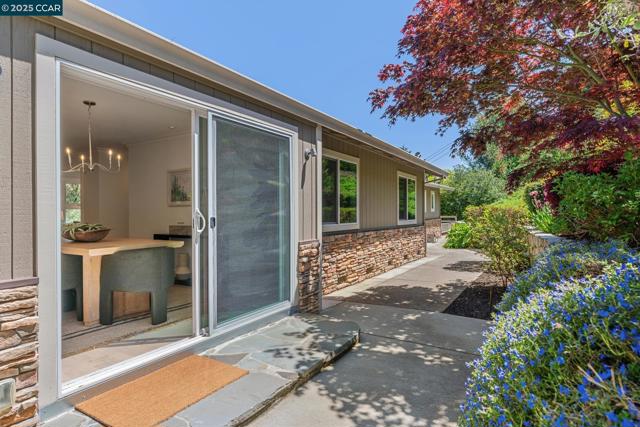 70 Lost Valley Dr, Orinda CA: https://media.crmls.org/mediaz/8c440ada-a5b3-42bb-8856-3df774046bbb.jpg