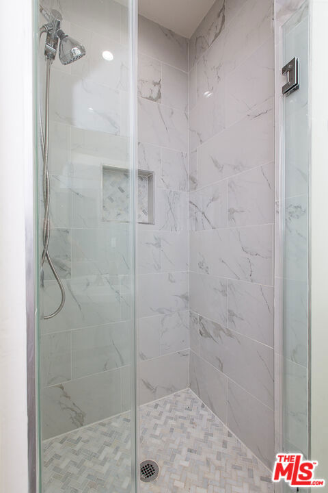 181 S Sycamore Avenue, Los Angeles CA: https://media.crmls.org/mediaz/8c45c618-c982-4cfb-bf6a-938bb557fc50.jpg