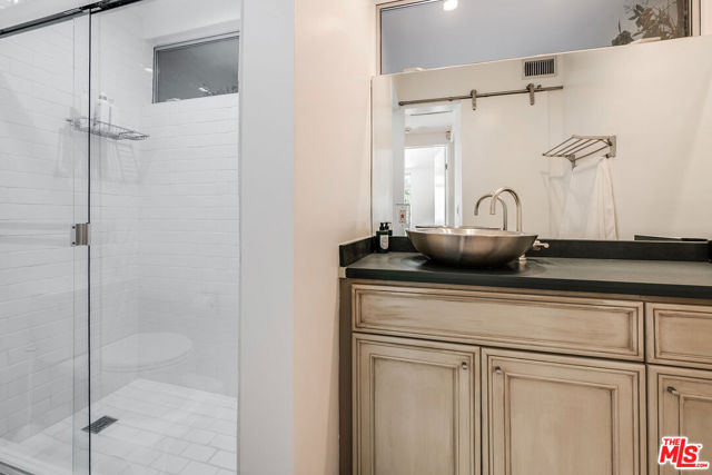 1331 CORDELL Place, Los Angeles CA: https://media.crmls.org/mediaz/8c45c7cb-0e8d-4d32-a517-c99d5e269ee9.jpg