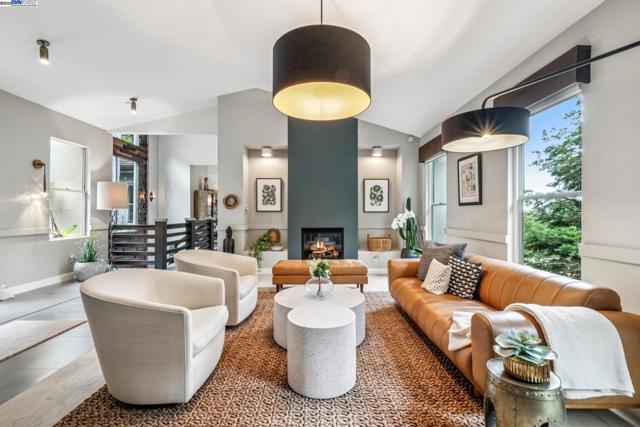 2005 TUNNEL RD, Oakland CA: https://media.crmls.org/mediaz/8c45ee41-c368-4bdc-b6fe-07292500d8cf.jpg
