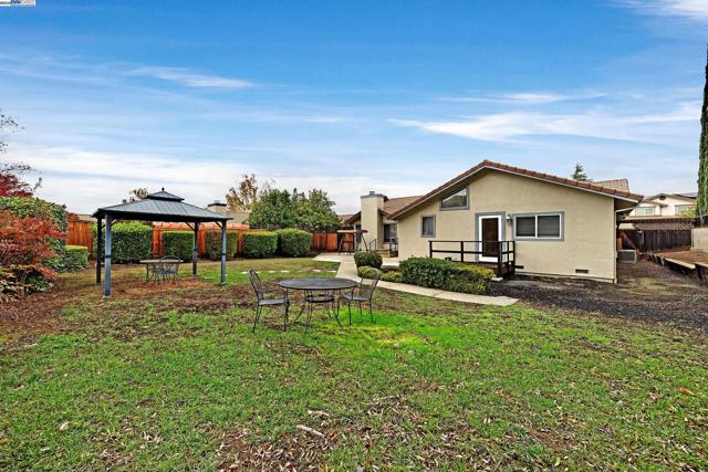 1116 Vista Point Ln, Concord CA: https://media.crmls.org/mediaz/8c460829-b16a-490f-9cc6-f95030452869.jpg
