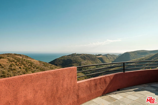 3029 Sequit Drive, Malibu CA: https://media.crmls.org/mediaz/8c46d7a6-0f8b-4413-8f6e-ae81ac02deee.jpg