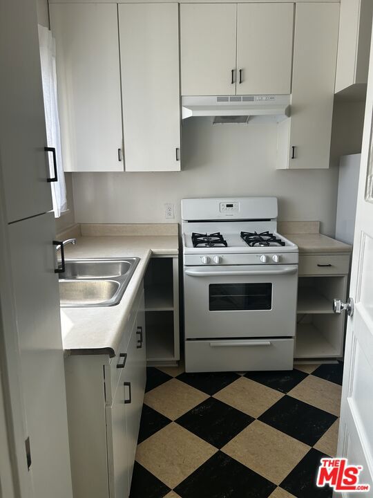 543 S Chicago Street, Los Angeles CA: https://media.crmls.org/mediaz/8c46d9b5-ae3e-4b5c-bb45-30f9cdb5ca68.jpg