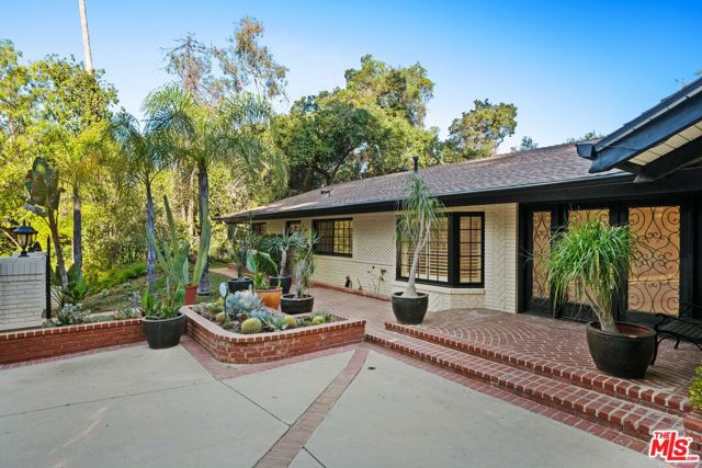 17449 Sumiya Drive, Encino CA: https://media.crmls.org/mediaz/8c47394c-e3ab-44bd-8ba7-9d8ffa910547.jpg