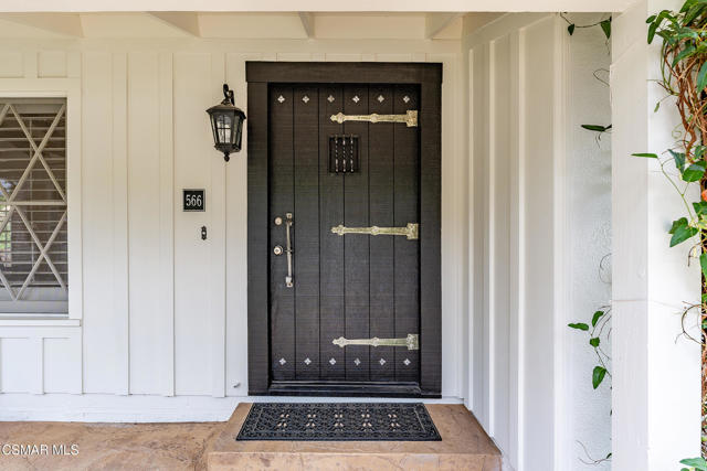 566 Rancho Road, Thousand Oaks CA: https://media.crmls.org/mediaz/8c4783ee-2dd0-477b-801b-7c8ade923381.jpg
