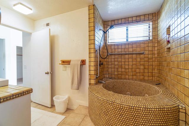 Detail Gallery Image 11 of 26 For 1702 Rosemary Ct, Escondido,  CA 92026 - 2 Beds | 2 Baths