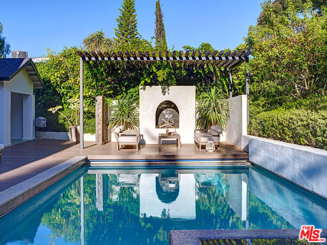 8674 Edwin Drive, Los Angeles CA: https://media.crmls.org/mediaz/8c47ea00-9c0a-493e-abde-2317ee20c33f.jpg