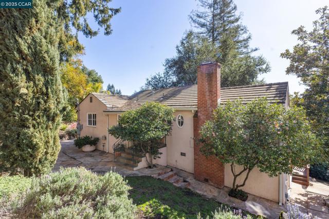 40 Las Palomas, Orinda CA: https://media.crmls.org/mediaz/8c4813a1-4ce0-43e9-8581-a6b47657095e.jpg