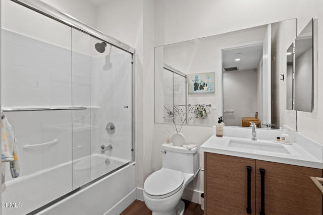 5664 Hazeltine Avenue, Sherman Oaks CA: https://media.crmls.org/mediaz/8c49738f-16a5-419b-926b-fe03b3b27269.jpg