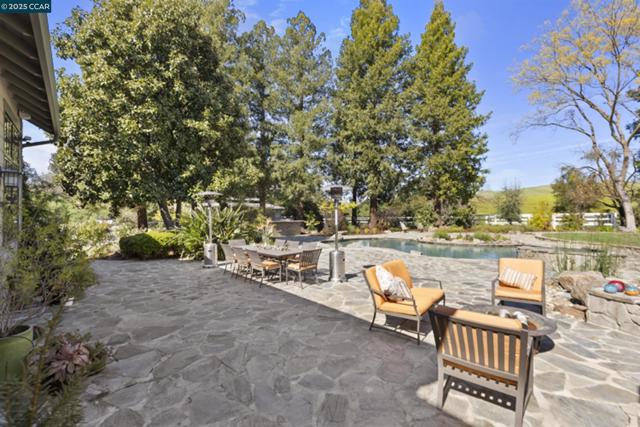 350 Pine Creek Rd, Walnut Creek CA: https://media.crmls.org/mediaz/8c49ec76-e41e-4330-b38b-bcd645c482a8.jpg