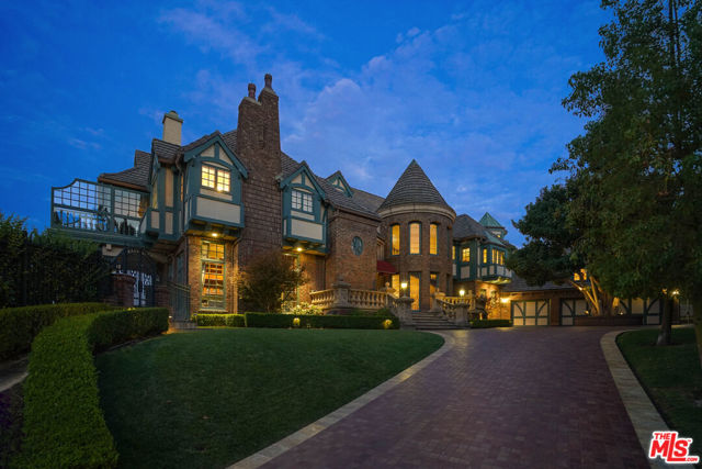 19000 Dorlon Drive, Tarzana CA: https://media.crmls.org/mediaz/8c4a1396-f428-4529-9223-08767ff5b50a.jpg