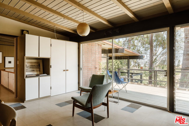 2 Seahurst Road, Rolling Hills Estates CA: https://media.crmls.org/mediaz/8c4aaccb-edd7-4ba6-a42e-03f3e5456d5e.jpg