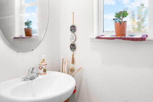 390 Tanoak Street, Hollister CA: https://media.crmls.org/mediaz/8c4ad830-b2a1-4985-80b4-c6b839cce82b.jpg