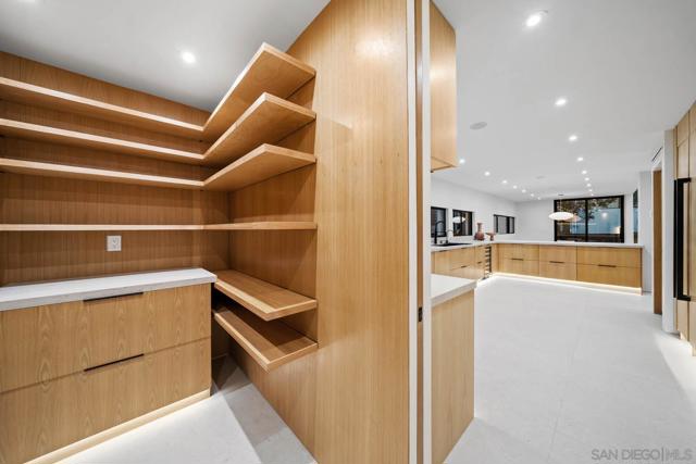 7376 Fay Ave, La Jolla CA: https://media.crmls.org/mediaz/8c4b3327-5c4e-418a-b305-09c2f69e100f.jpg