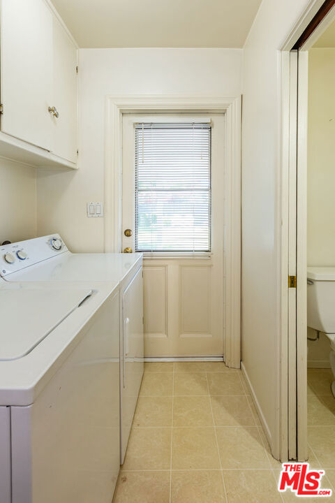 21924 Buena Ventura Street, Woodland Hills CA: https://media.crmls.org/mediaz/8c4b982f-405b-4c17-b0fe-4fa41494ffcb.jpg