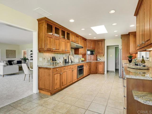 6418 Paseo Delicias, Rancho Santa Fe CA: https://media.crmls.org/mediaz/8c4be1c2-7ac2-40a1-91d4-33a22192f06c.jpg