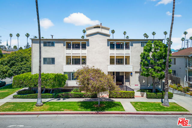 1101 Lincoln Boulevard, Santa Monica CA: https://media.crmls.org/mediaz/8c4cbc96-755b-44bb-8298-8dbdded01fa9.jpg