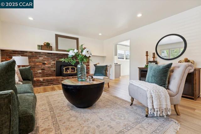 5179 Paul Scarlet Dr, Concord CA: https://media.crmls.org/mediaz/8c4d6324-db52-448c-b743-52b3b512c7a9.jpg