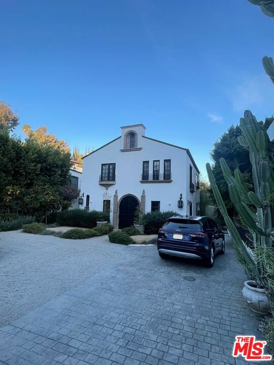 2080 1/2 Vine Street, Los Angeles CA: https://media.crmls.org/mediaz/8c4dfe70-4562-4a87-a352-acea907cf2f4.jpg