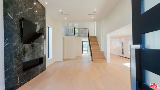 10520 Ashton Avenue, Los Angeles CA: https://media.crmls.org/mediaz/8c4e5b71-adb7-46b4-81ff-f9417d311d2b.jpg