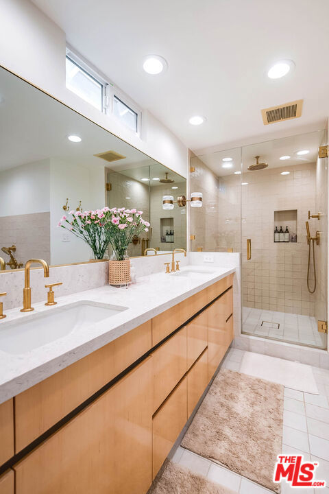 11671 Dona Alicia Place, Studio City CA: https://media.crmls.org/mediaz/8c4e60b8-383f-4fc1-acb9-bbe00a2d3f4d.jpg