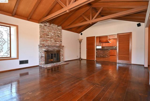 44 Oak Hill Cir, Oakland CA: https://media.crmls.org/mediaz/8c4e7e3d-8091-4ce1-a728-43680e678d0f.jpg