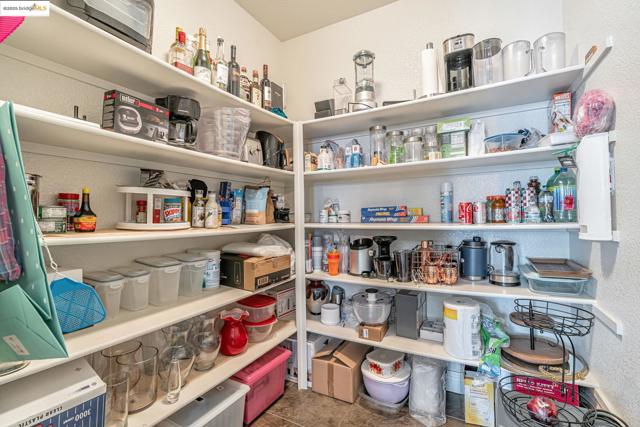 43 Sorrel Ct, Oakley CA: https://media.crmls.org/mediaz/8c4ec8c7-c637-4263-bfbe-da5e3404aaff.jpg
