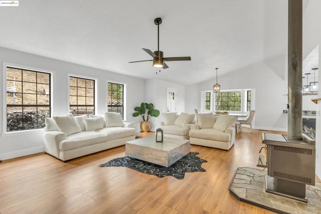 16806 Brewer Rd, Grass Valley CA: https://media.crmls.org/mediaz/8c4f11eb-6087-46dd-9fd1-ba1c9602ddf9.jpg