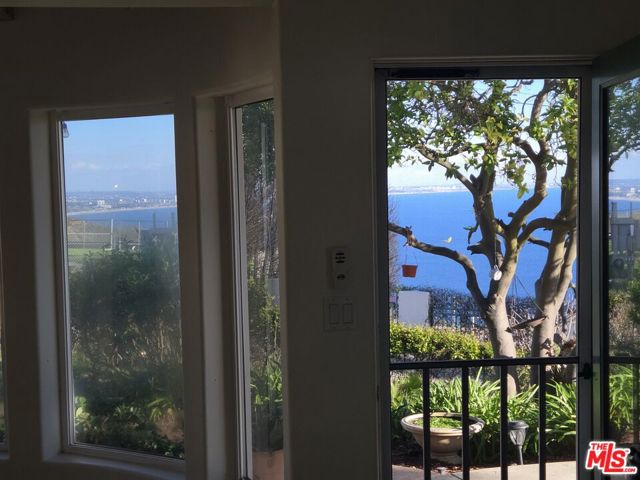 20776 Big Rock Drive, Malibu CA: https://media.crmls.org/mediaz/8c4f1dfa-700f-4806-9cb9-8293d2d70007.jpg