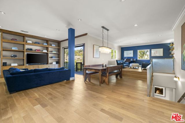 1018 N Tigertail Road, Los Angeles CA: https://media.crmls.org/mediaz/8c4f5b88-6624-442b-ad34-e925325b24b9.jpg