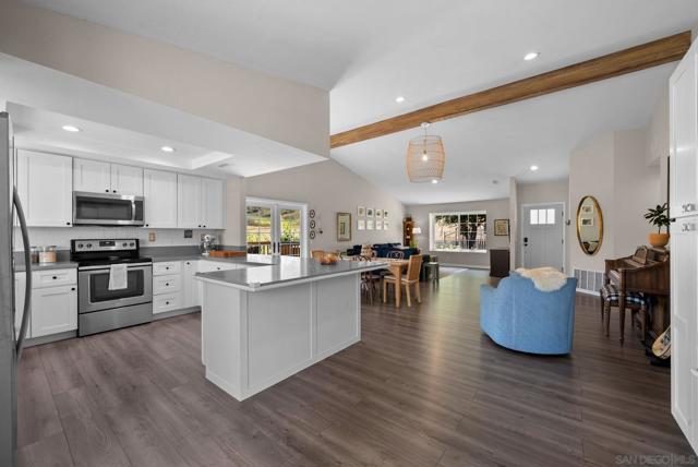 3410 Tonopah St, Oceanside CA: https://media.crmls.org/mediaz/8c5087eb-20e7-46a5-813c-269ebfc02689.jpg