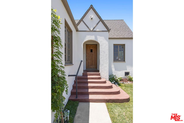 4772 Twining Street, Los Angeles CA: https://media.crmls.org/mediaz/8c52a304-6cfb-44c9-a951-2af48314a5ed.jpg