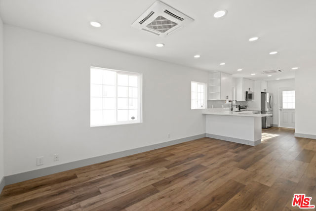 6727 7th Avenue, Los Angeles CA: https://media.crmls.org/mediaz/8c52d573-51aa-4788-b140-7aaed8e2cca0.jpg