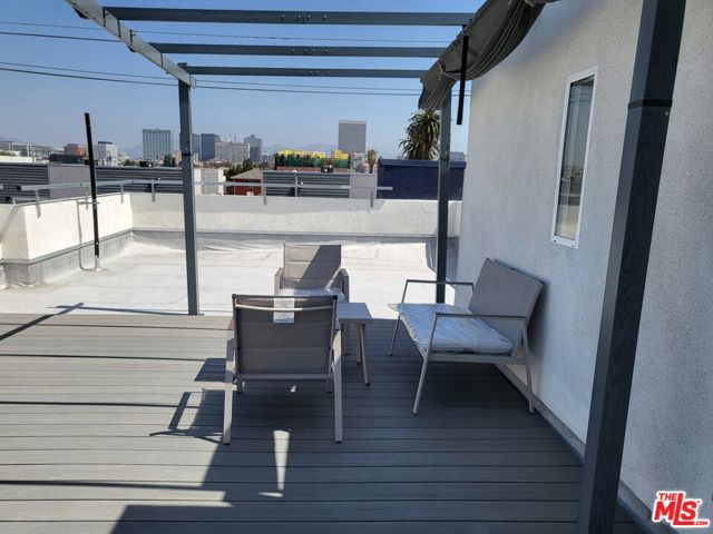 2758 W 12th Street, Los Angeles CA: https://media.crmls.org/mediaz/8c53efb5-d743-4172-9559-f114606fb166.jpg