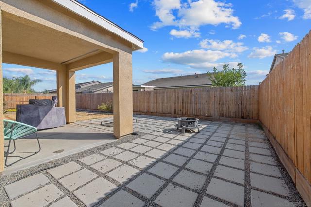 495 Pearl Dr, Lemoore CA: https://media.crmls.org/mediaz/8c54fac5-96c7-46bd-9a52-421967db073b.jpg