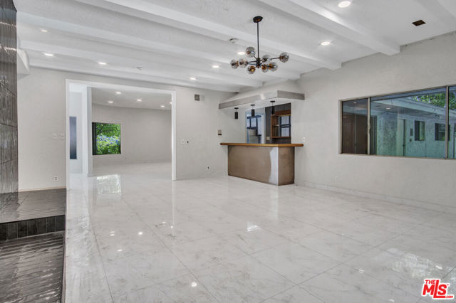 11410 Canton Drive, Studio City CA: https://media.crmls.org/mediaz/8c55e6f2-090a-42ac-b3d3-f74a844c0b22.jpg