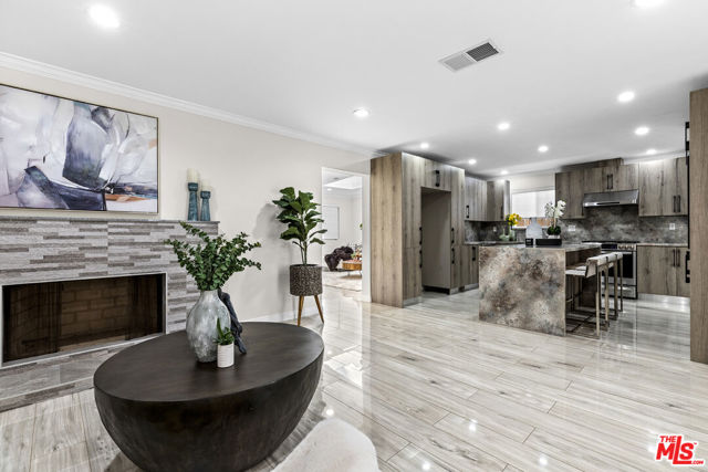 8557 Norwich Avenue, North Hills CA: https://media.crmls.org/mediaz/8c55e8f1-1f39-49c1-b9e5-d7c68623ced6.jpg