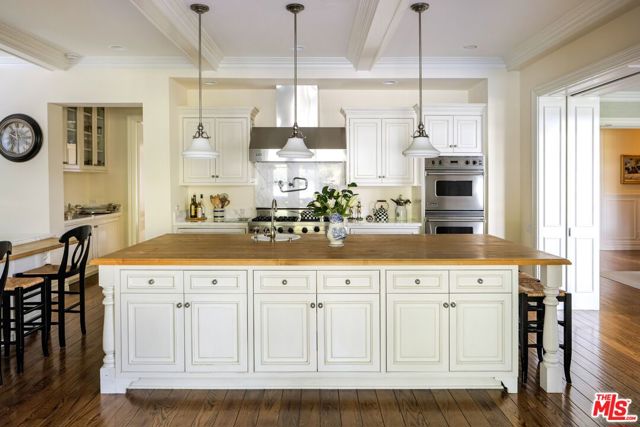 1667 Amalfi Drive, Pacific Palisades CA: https://media.crmls.org/mediaz/8c561b54-4c71-4387-9660-4c10bd2c747c.jpg