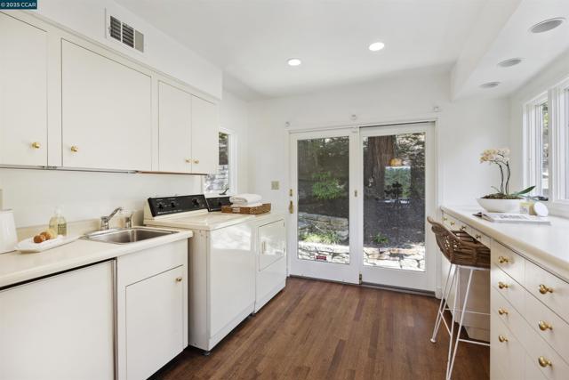 1087 Rahara Dr, Lafayette CA: https://media.crmls.org/mediaz/8c564f96-ac42-42a6-9eec-12b85fef9c7d.jpg