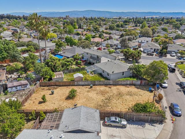 108 Lotus Way, East Palo Alto CA: https://media.crmls.org/mediaz/8c56d405-aa0f-4ff3-9f41-fd124b63f9cc.jpg