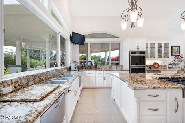 932 Rosario Drive, Thousand Oaks CA: https://media.crmls.org/mediaz/8c57b95b-7b72-4630-a21c-b079c215cf73.jpg